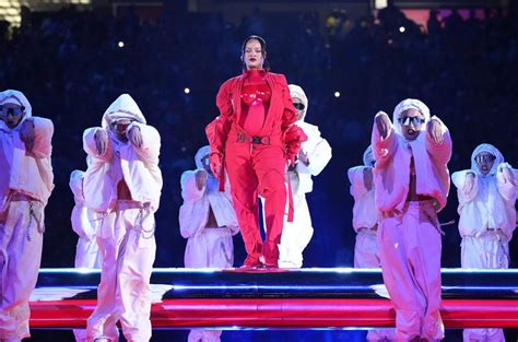 Rihanna Super Bowl Halftime Show Spurs More Than 100 Fcc Complaints