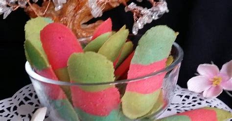 Ulasan mengenai beberapa resep lidah kucing yang bisa anda coba praktekkan sendiri dirumah beserta bahan dan cara membuatnya. Resep Lidah kucing rainbow oleh Bunda DIAS - Cookpad