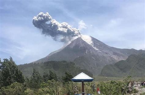 RRI Co Id Gunung Merapi Alami Puluhan Gempa Awan Panas Guguran