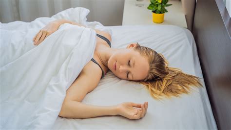 What Happens To Your Body When You Sleep Without A Pillow