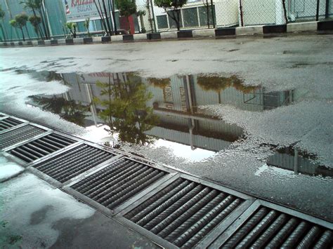 Cicakman ep01 kemarau telah melanda bandar, dan eksperimen tania untuk mewujudkan awan hujan buatan menarik perhatian klone. Jebateja - Corak Carik: Hujan Di Malaysia...