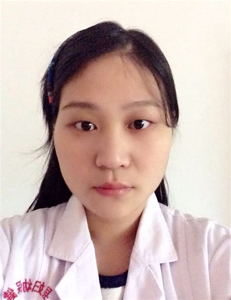 Chinese Slut On Twitter 网友投稿自己的医生骚妻，欢迎大家欣赏点赞留言，也可以去他空间