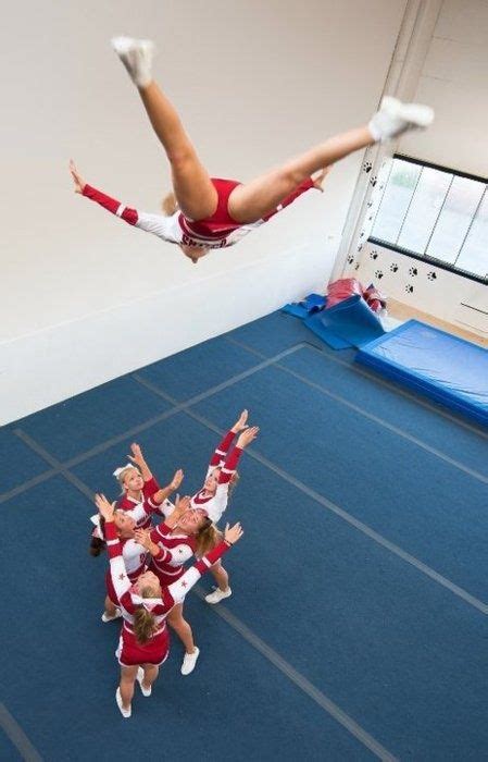 Cheer Stunt Flyer Baskettoss Cool Cheer Stunts Cheerleading