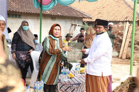 Ingat Pesan Orangtua, Ratu Tatu: Saya Tergerak untuk Bantu Pesantren - diksinews
