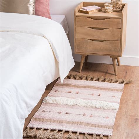 Baumwolle ist ein weiches, pflegeleichtes material, das in der maschine gewaschen werden kann. Teppich aus Baumwolle mit Quasten, rosa, naturweiß und ...