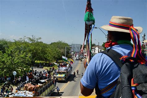En Más De 70 Chivas Minga Indígena Llega A Bogotá Para Las Movilizaciones De Este Miércoles 27