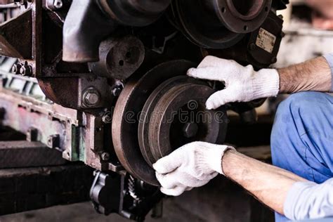 El Mecánico Repara El Motor Viejo Del Camión En Una Estación De La