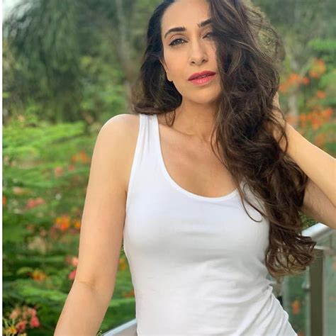 Karisma Kapoor Looks Sizzling Hot In These Pics And Will Make Your Karishma Kapoor Hd Phone