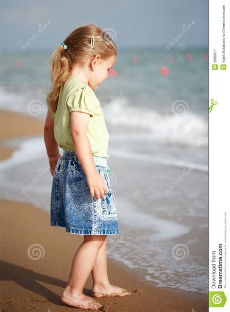 Klein Meisje Dat Zich Op Strand Bevindt Stock Afbeelding Image Of Leuk Zoet