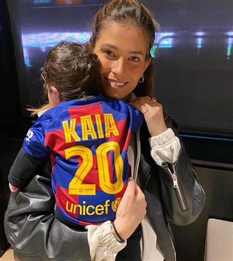 Una Novia Del Barça Con Su Hija De 3 Meses En El Camp Nou Y Carga El