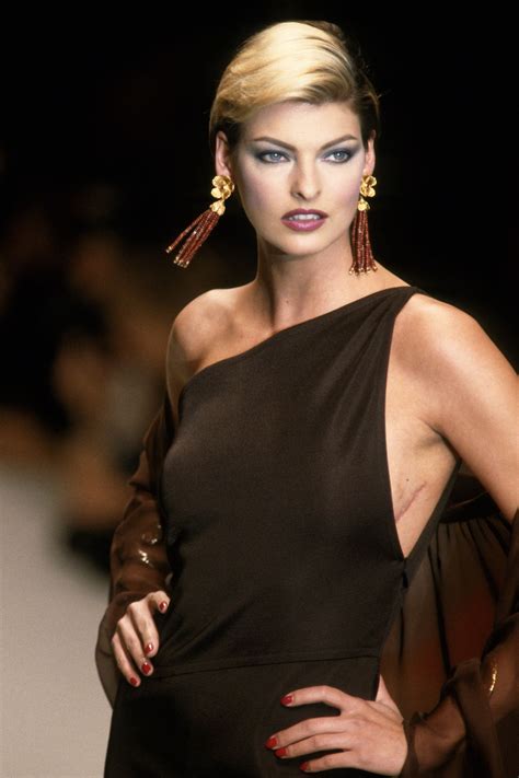 In Photos Linda Evangelistas Most Iconic Runway Moments Linda