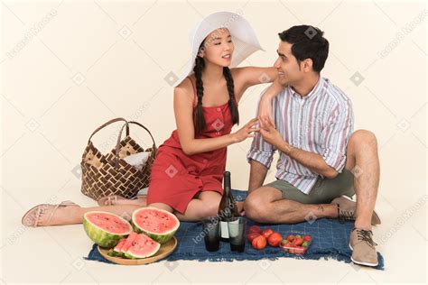 ピクニックを持っている若い異人種間のカップル のフォト