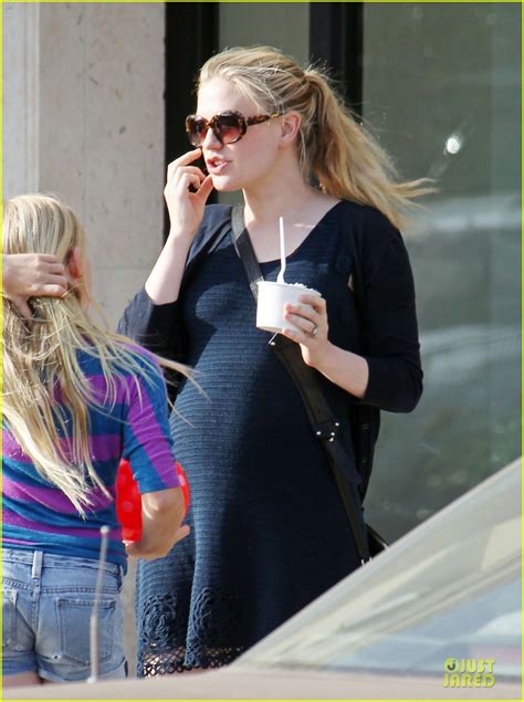Anna Paquin Pregnant At Pinkberry Photo Anna Paquin