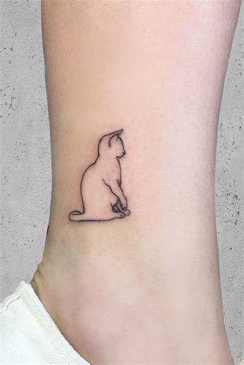 ᴘɪɴᴛᴇʀᴇsᴛ Dʀ3ᴀᴍdᴏ11 🌸 Minimalist Cat Tattoo Cat Tattoo Small Cat