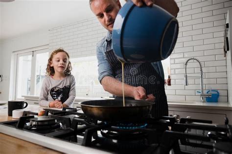 Padre E Hija En La Cocina Cocinando Juntos En El Día Del Padre Imagen
