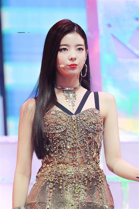 10 Times Itzys Lia Was A Stunner In The Prettiest Dresses Koreaboo