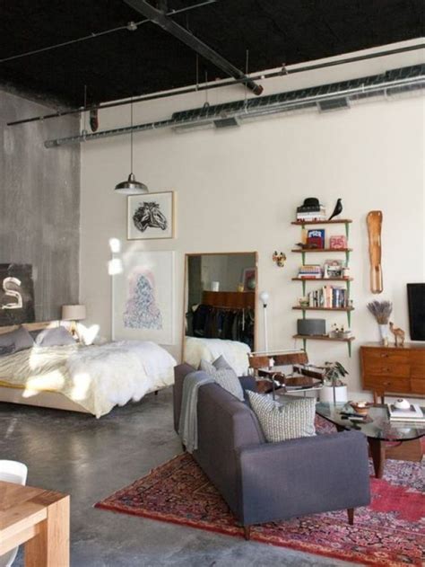 From image.jimcdn.com einige zeitgenossen schwören auch darauf, sich statt eines sofas einen oder mehrere multifunktionssessel ins wohnzimmer zu stellen. Kleine Raumdeko: Bett im Wohnzimmer in 2020 | Wohnung ...