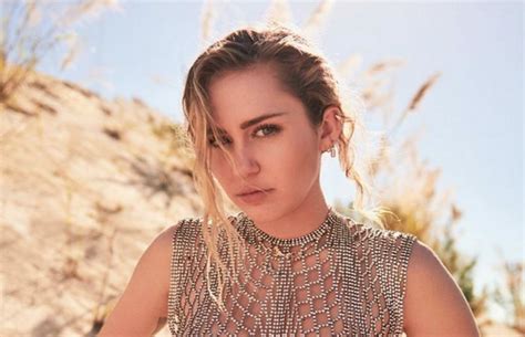 Miley Cyrus Se Desnuda Para Tomar El Sol