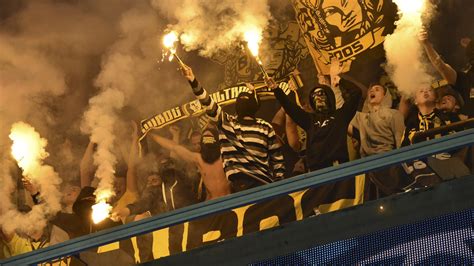 bengalos im fan block uefa ermittelt gegen dortmund fussball