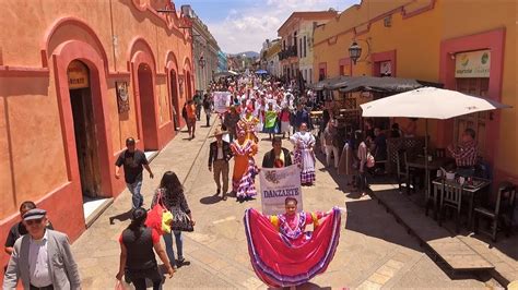 Desfile De Folklore Mexicano En Las Calles De San Cristóbal De Las