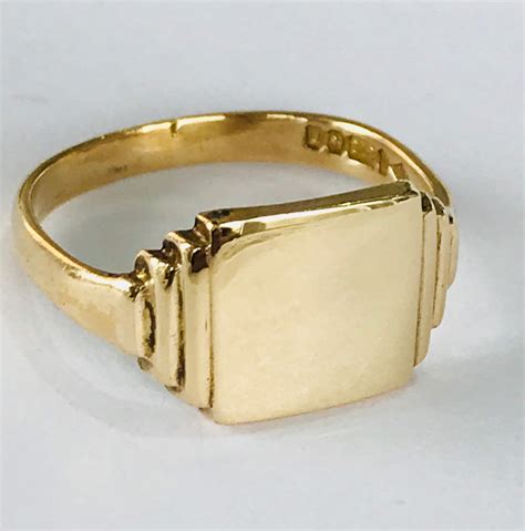 Stunning Vintage 9ct Yellow Gold Mens Stepped Signet Ring Hallmarked