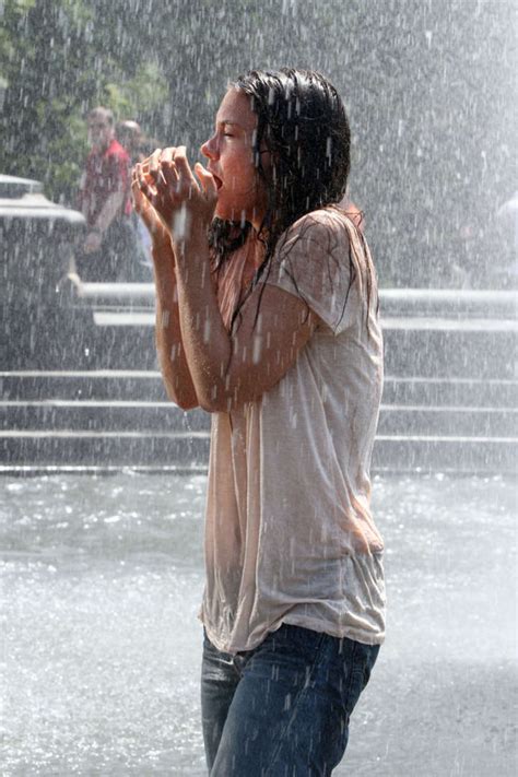 Katie Holmes Gets Soaking Wet Filming Mania Days In Nyc 03 Gotceleb