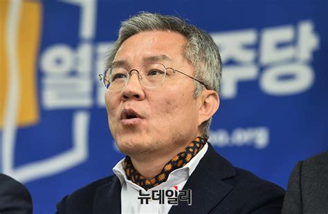 최강욱 당선인, 재판 후 기자들과 설전을 벌인 이유. 윤미향 수사하는 게 검찰정치?…'조빠' 최강욱의 '윤미향 사랑 ...