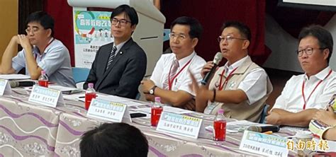 In cantonese, 許/许 is transcribed as heoi in jyutping and as héui in yale romanization; 高教改革刻不容緩 潘文忠：未來7至10年是關鍵 - 生活 - 自由時報電子報