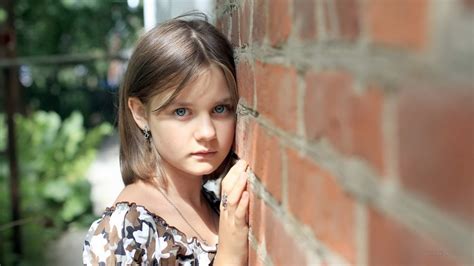 Sad Girl Near Brick Wall Wallpapers 1600x900 315515