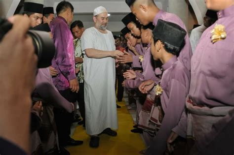 The national palace did not give a reason for his resignation but said it would take. "KDYMM Sultan Muhammad V Potong Elaun Dan Majlis Jamuan ...