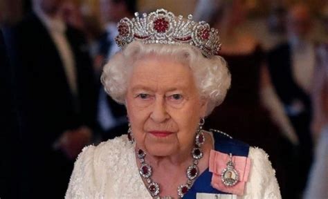 Reina Isabel Ii Estas Son Las Invaluables Joyas Que La Monarca Se