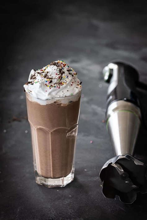 De Lekkerste Chocolade Milkshake Met Een Toef Slagroom Miljuschka