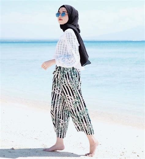 Item fashion lain yang jangan sampai ketinggalan untuk melengkapi style pantai pria kalian adalah kacamata hitam. 31 Fashion Ke Pantai Untuk Wanita Hijab, Ide Terbaru!