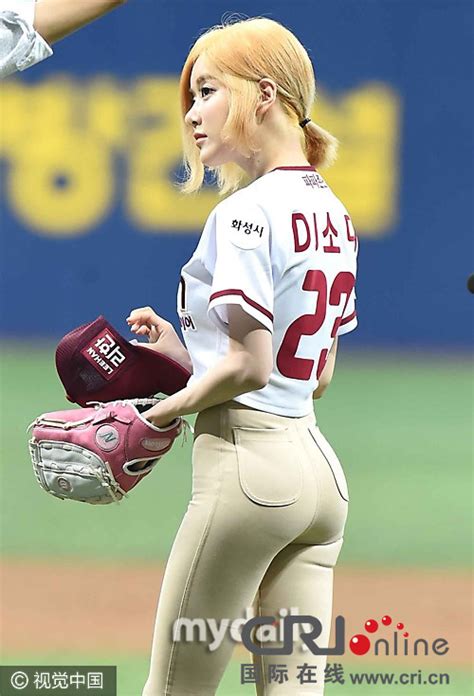 SODA棒球赛开球 露脐装紧身裤纤腰翘臀 2 中国日报网