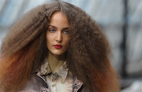 Frizzy Hair πώς να αντιμετωπίσεις το φριζάρισμα που προκαλεί η υγρασία