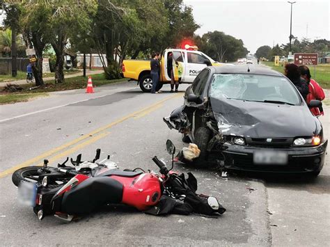 acidente entre carro e moto deixa dois feridos na pr 412 em matinhos