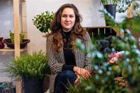 hun har rødder i ukraine og er uddannet biolog men har altid drømt om at arbejde med blomster