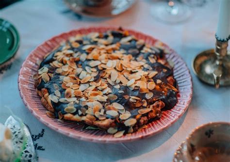 Recept efterrätt jordgubbsmousse jordgubbsmousse tårta med mandelbotten lchf. Kräftans Vännkrets sammanträder | Chokladtårta, Mat, Recept