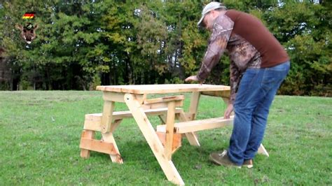 Der erste und auch wichtigste schritt dazu ist eine vernünftige sitzgelegenheit zu bauen, eine bank zum beispiel. Klappbare Gartentisch Mit Holzbank Sitzbank Massiv ...