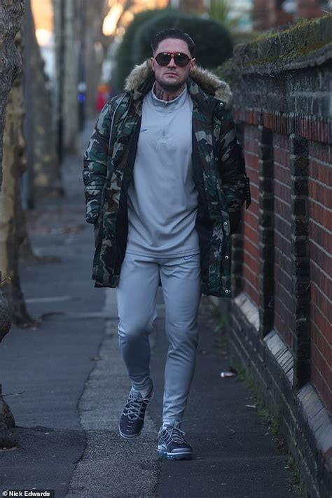 A Shower And A Shave Shamed Reality Tv Star Stephen Bear Chops Off His