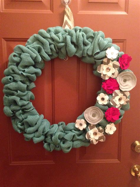 Burlap wreath with felt/burlap flowers | Burlap flowers, Burlap wreath, Burlap
