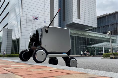 Lg Unveils Indoor Outdoor Delivery Robot Newlaunches