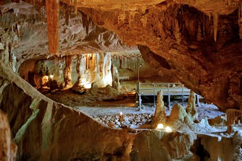 Things To See In Australia Jenolan Caves An Exploring South African