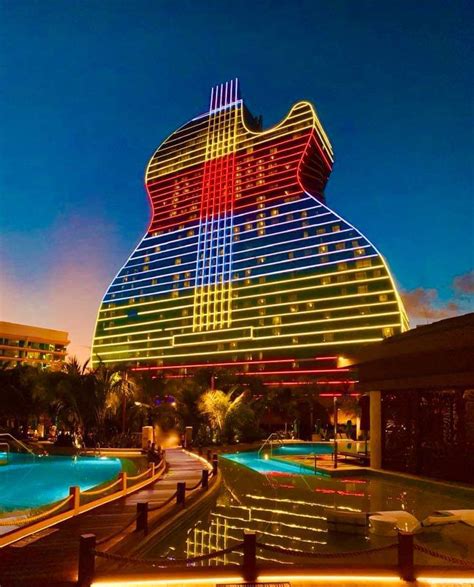 Miami se despertó este jueves con la brutal imagen de un edificio de 12 plantas derrumbado como panqueque y la frenética y masiva operación de rescate que se puso en marcha. El impresionante Hard Rock, primer hotel del mundo en ...