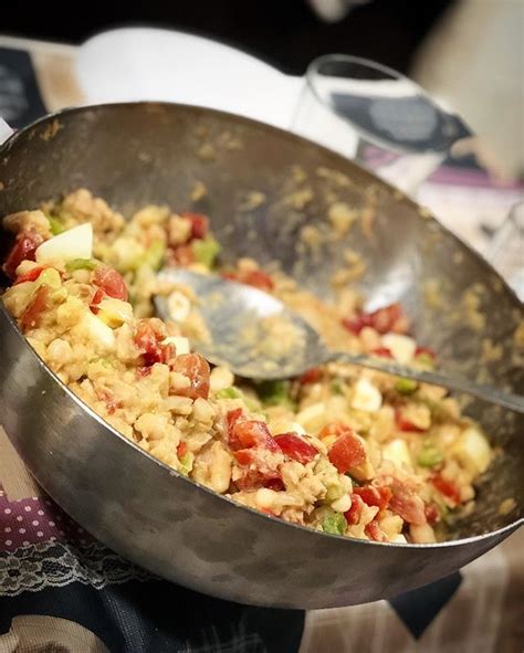 Poner 2 ó 3 cucharadas de tomate frito gallina blanca. Como os decía en las stories hoy ensaladita de judías ...