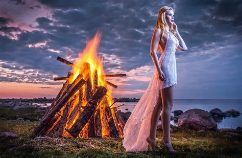 fondos de pantalla luz de sol mujer arte fantasía descalzo nubes fuego mitología