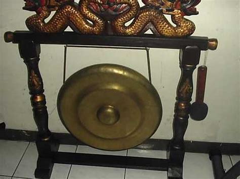 Dalam gamelan, istilah gong secara khusus menunjuk pada alat musik pukul berukuran besar atau sedang yang digantung dalam posisi vertikal. √ Alat Musik Tradisional Jawa Tengah - Nama, Gambar, Penjelasan