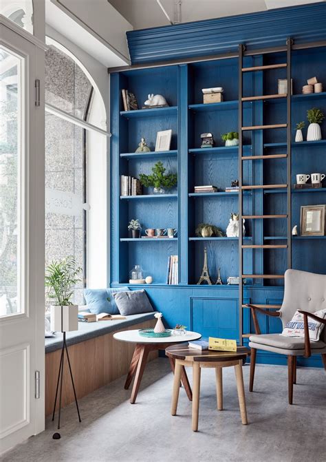 Последние твиты от blue home decor (@bleuhomedecor). Blue built in shelving - amazing library design! Blue home ...
