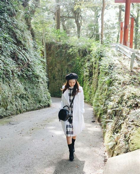 Sweater nenek biasanya terbuat dari bahan wol yang tebal. 12 Inspirasi OOTD Warna Putih ala Bua Nalinthip, Mudah Ditiru!