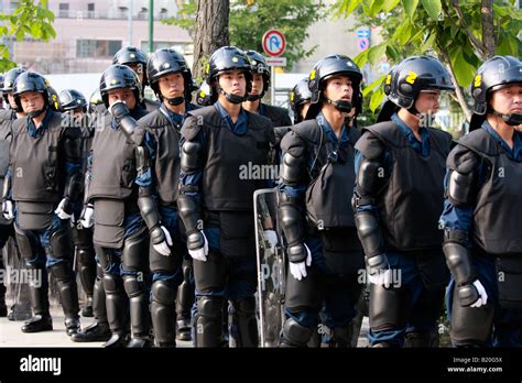 Japanese Police Officers Wearing Riot Gear At The G Summit In Stock Photo Alamy